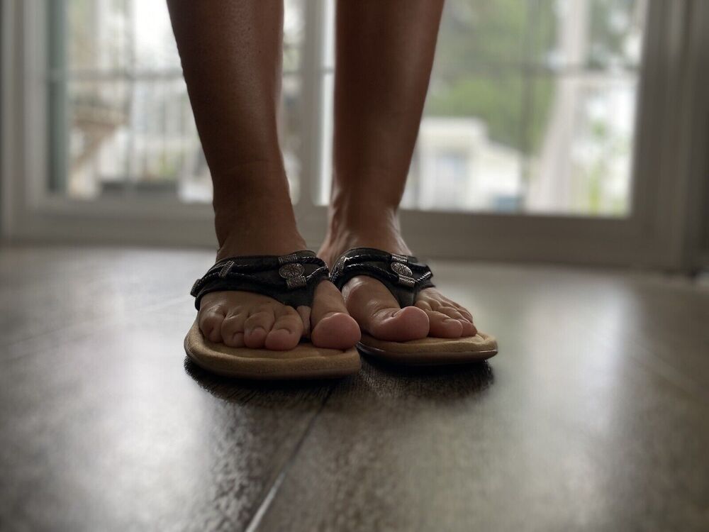 Minnetonka Silverthorne Thong Sandals Slip On Leather Jeweled Padded Foot 9 W